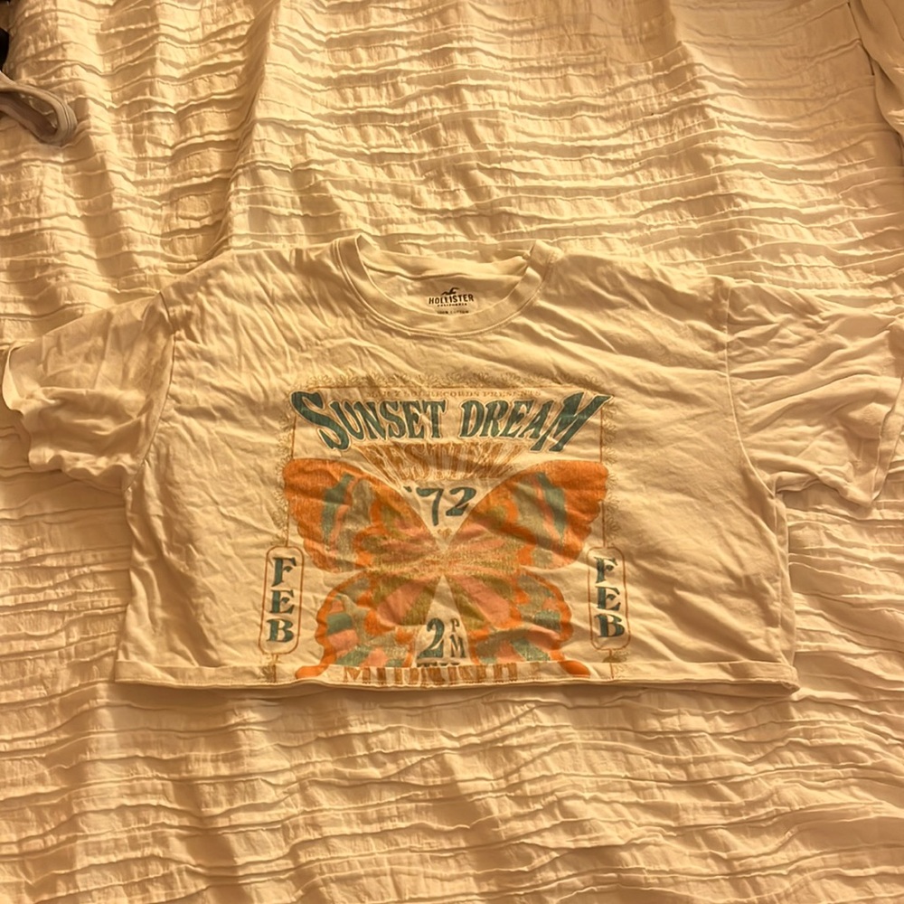 hollister cropped graphic tee